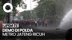 Video: Polisi Pukul Mundur Massa Demo Ricuh di Polda Jawa Tengah