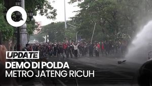 Video: Polisi Pukul Mundur Massa Demo Ricuh di Polda Jawa Tengah