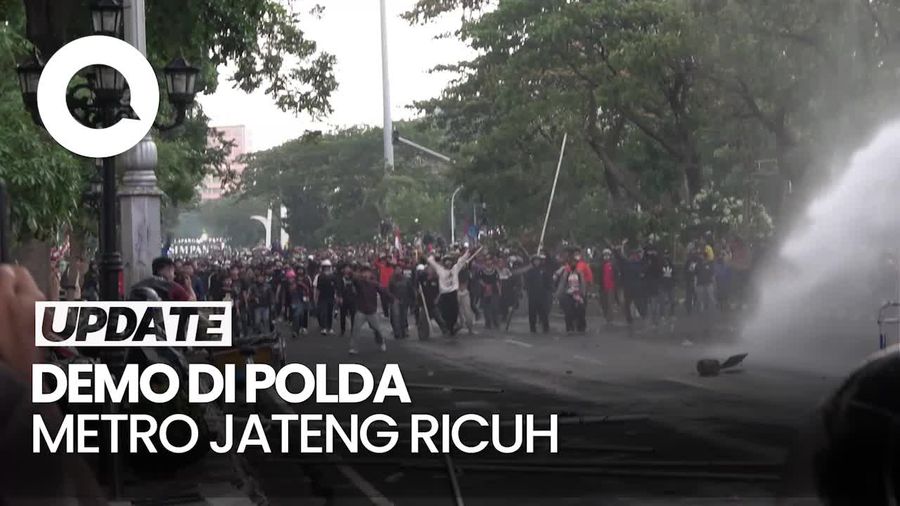 Video: Polisi Pukul Mundur Massa Demo Ricuh di Polda Jawa Tengah