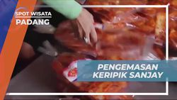 Mengikuti Proses Pengemasan Keripik Sanjay di Padang  
