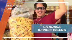 Memberi Rasa dan Membeli Keripik Pisang Khas Lampung sebagai Oleh-oleh  