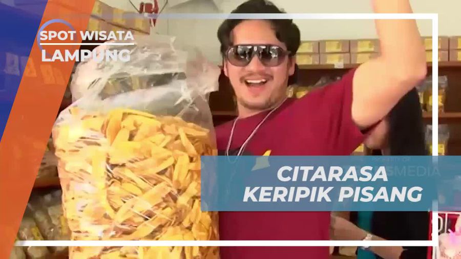 Memberi Rasa dan Membeli Keripik Pisang Khas Lampung sebagai Oleh-oleh  