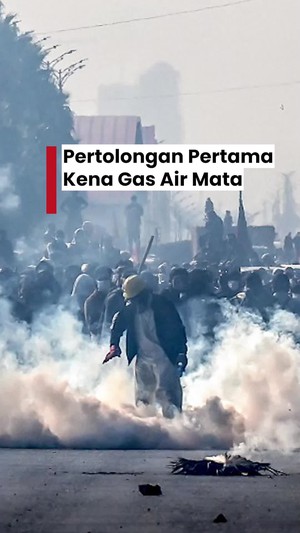 Video: Yang Harus Dilakukan Jika Terkena Gas Air Mata