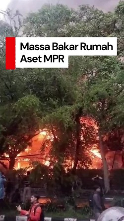 Video: Massa Bakar Rumah Aset MPR Depan Gedung DPRD Jabar