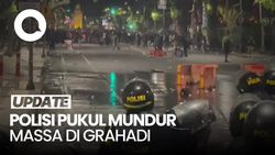 Video Polisi Pukul Mundur Massa Demo di Grahadi hingga Balai Pemuda