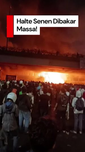 Video: Kobaran Api Membakar Halte Senen Jakpus Malam Ini