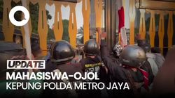 Video Massa Mahasiswa-Ojek Online Kepung Polda Metro Jaya