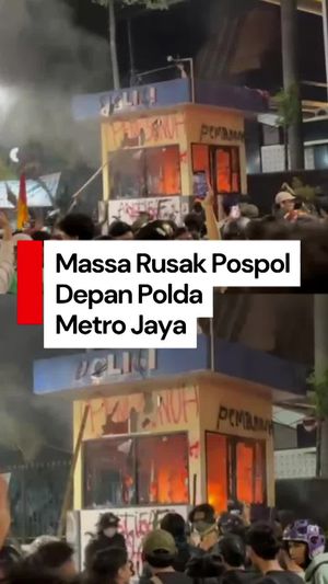 Video Massa Demo Rusak-Bakar Pospol Depan Polda Metro Jaya