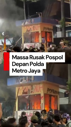Video Massa Demo Rusak-Bakar Pospol Depan Polda Metro Jaya