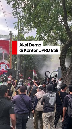 Video: Massa Serbu Kantor DPRD Bali, Mobil Polisi Dibakar
