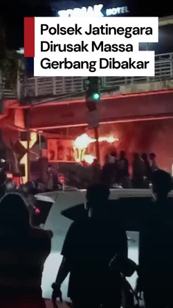 Video: Massa Rusak Polsek Jatinegara, Gerbang-Motor Dibakar!