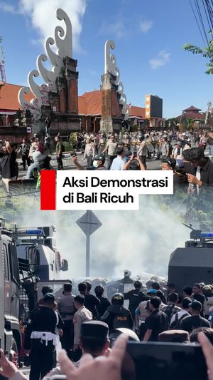 Video: Aksi Demontrasi di Bali Ricuh, Polisi Tembakkan Gas Air Mata