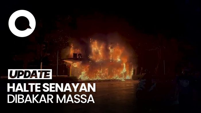 Video: Halte Senayan di Pintu 4 Stadion GBK Membara Dilahap Api
