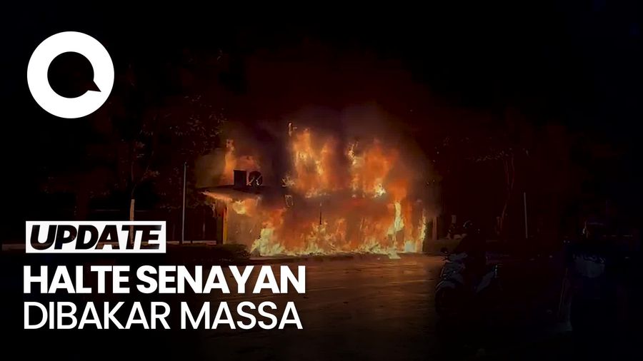 Video: Halte Senayan di Pintu 4 Stadion GBK Membara Dilahap Api