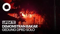 Video: Gedung DPRD Solo Dibakar Massa!