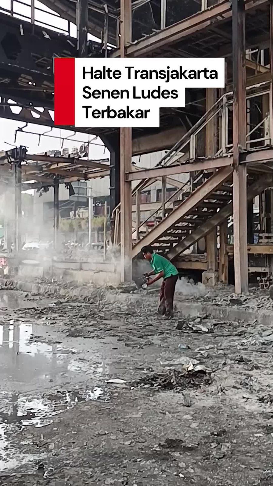 Video: Warga Kais Puing Halte TransJakarta Senen yang Ludes Terbakar