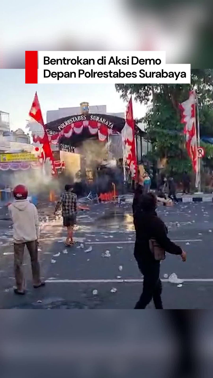 Video: Aksi Demo di Polrestabes Surabaya Ricuh, Massa Bentrok dengan Aparat