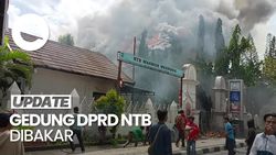Video Penampakan Gedung DPRD NTB yang Dibakar Massa