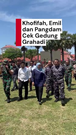 Video: Momen Khofifah, Emil, dan Pangdam Cek Kerusakan Grahadi yang Terbakar
