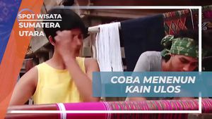 Mencoba Menenun Kain Ulos Bersama Pengrajin di Sumatera Utara  