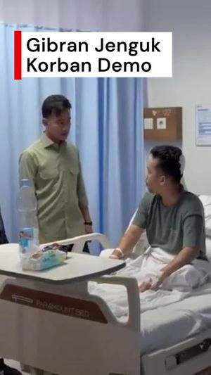 Video: Momen Gibran Jenguk Korban Demo di RS Polri
