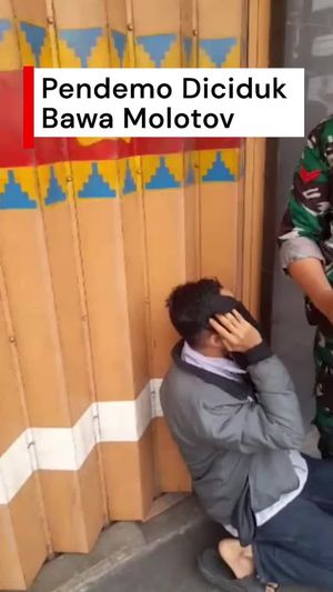 Video 3 Pemuda Diciduk Bawa Molotov Sebelum Demo di DPRD Lampung