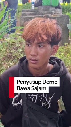 Video: Polisi Amankan Seorang Remaja Bawa Sajam di Aksi Demo di Palembang