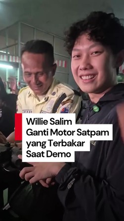 Video Willie Salim Beri Bantuan ke Satpam yang Motornya Terbakar saat Demo