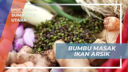 Menyiapkan Bumbu Masak Ikan Arsik, Kuliner Khas Sumatera Utara  