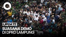 Video: Momen Gubernur-Kapolda Lampung Duduk Lesehan Bersama Massa Aksi