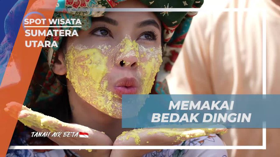 Memakai Bedak Dingin Buatan Sendiri di Desa Simarimbun Dolok, Sumatera Utara  