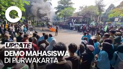 Video: Demo Mahasiswa di Purwakarta Diwarnai Aksi Blokir Jalan-Bakar Ban