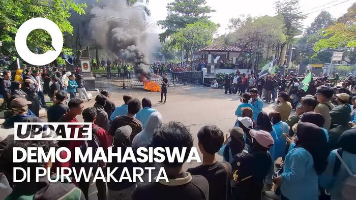 Video: Demo Mahasiswa di Purwakarta Diwarnai Aksi Blokir Jalan-Bakar Ban