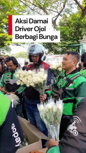 Video: Aksi Damai Driver Ojol Berbagi Bunga Mawar