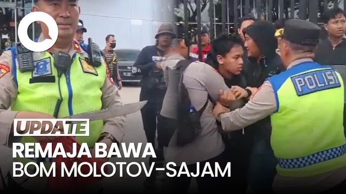 Video: 4 Remaja Diamankan saat Demo di Palembang, Bawa Bom Molotov-Sajam