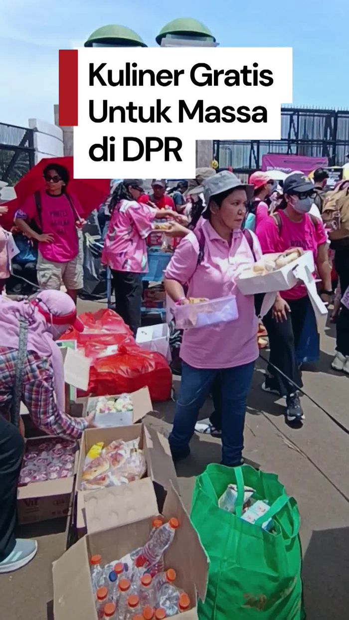 Video: Solidaritas Emak-emak Siapkan Makan saat Demo di DPR