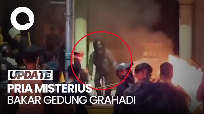 Video: Detik-detik Pria Misterius Lempar Kayu Membara ke Gedung Grahadi