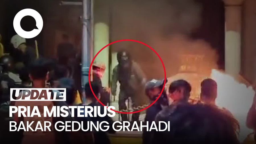 Video: Detik-detik Pria Misterius Lempar Kayu Membara ke Gedung Grahadi