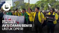 Video: BEM SI Demo di Depan DPR, Bawa Papan Bunga Dukacita
