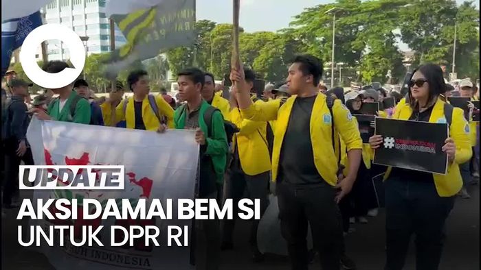 Video: BEM SI Demo di Depan DPR, Bawa Papan Bunga Dukacita