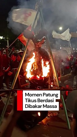 Video: Massa Buruh di Patung Kuda Bakar Patung Tikus Berdasi