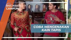Mencoba Mengenakan Kain Tapis sebagai Cinderamata di Lampung  