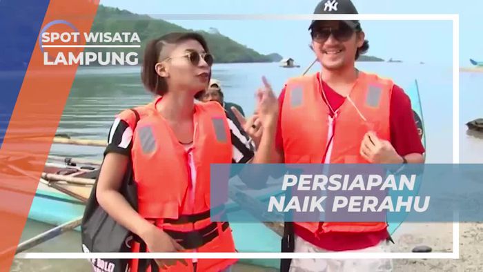 Bersiap Naik Perahu untuk Melihat Lumba-Lumba di Teluk Kiluan, Lampung  