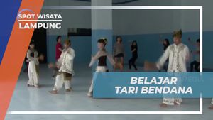 Belajar Menarikan Tari Bendana dengan Kipas di Lampung  