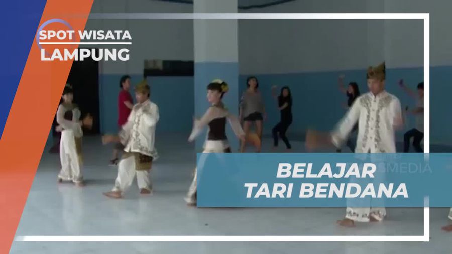 Belajar Menarikan Tari Bendana dengan Kipas di Lampung  