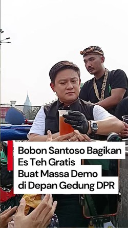 Video: Aksi Bobon Santoso Bagi-bagi Es Teh Gratis ke Pendemo Depan DPR