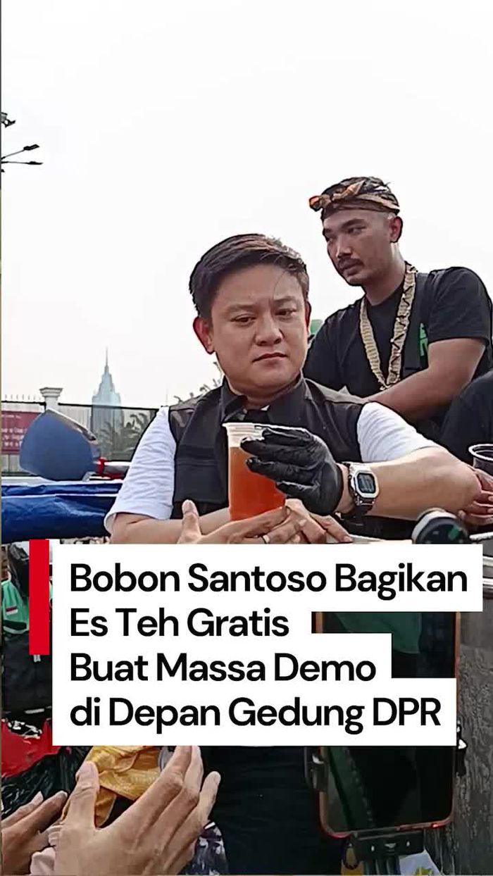 Video: Aksi Bobon Santoso Bagi-bagi Es Teh Gratis ke Pendemo Depan DPR