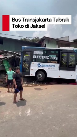 Video: Penampakan Bus TransJakarta Tabrak Toko di Jaksel hingga Hancur
