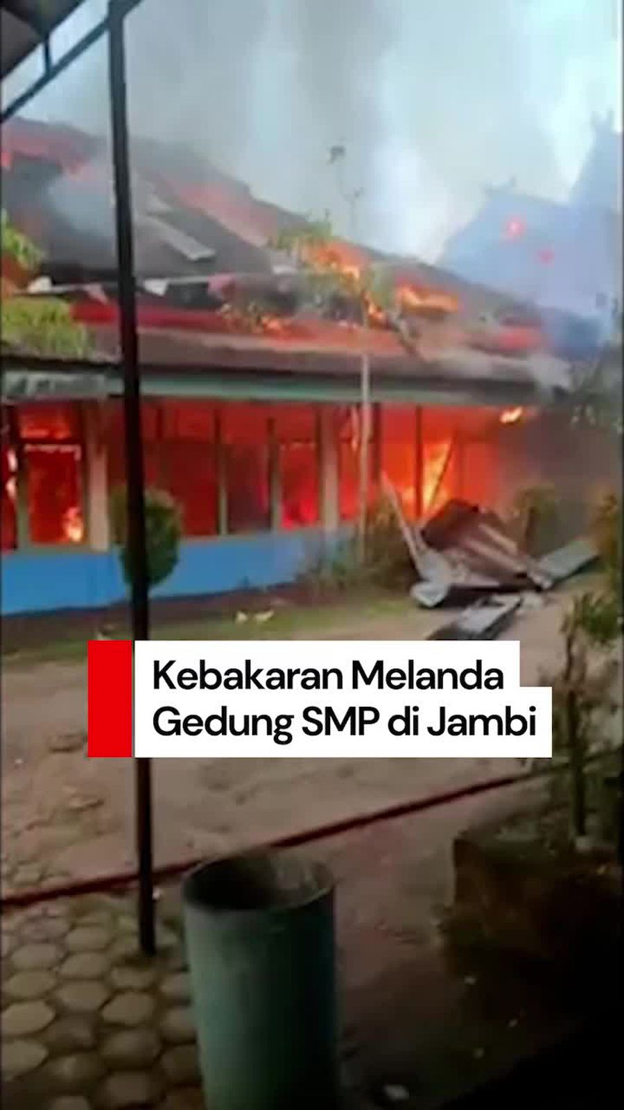 Video: Kebakaran Gedung SMP di Jambi, 6 Ruangan Hangus