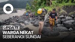 Video: Warga di Lumajang Nekat Seberangi Sungai Usai Jembatan Antardesa Ambruk